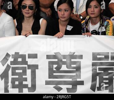 Bildnummer: 51415392 Datum: 28.08.2006 Copyright: imago/Xinhua Schauspielerin Rosamund Kwan Chi Lam (li., CHN), Sängerin Gillian Chung Yan-tung (Mitte, CHN/Twins) und Sängerin Charlene Choi (Re., CHN/Twins) anlässlich einer gemeinsamen Protestaktion der Hong Kong Performing Artists Guild (HKPAG) und Hong Kong TVB anlässlich der Veröffentlichung von Nacktfotos der NOBLINxPersonen; 2006, Hongkong, Musiker, Musikerin, Protestaktionen, protestieren, protestieren, Proteste, protestiert, Pop, Film,; , quer, Kbdig, Gruppenbild, Musik, Kunst, China Stockfoto