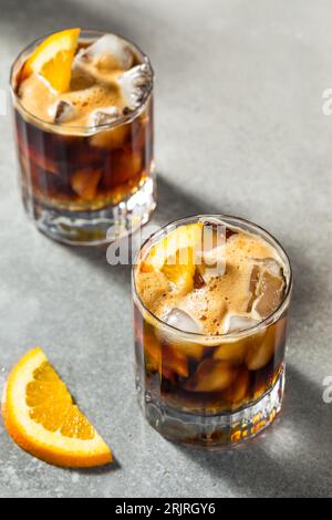 Erfrischendes Boozy Espresso Tonic Drink mit Orangengarnitur Stockfoto