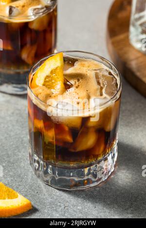 Erfrischendes Boozy Espresso Tonic Drink mit Orangengarnitur Stockfoto