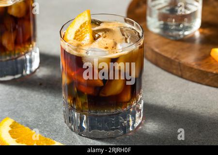 Erfrischendes Boozy Espresso Tonic Drink mit Orangengarnitur Stockfoto