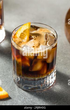 Erfrischendes Boozy Espresso Tonic Drink mit Orangengarnitur Stockfoto