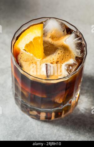 Erfrischendes Boozy Espresso Tonic Drink mit Orangengarnitur Stockfoto