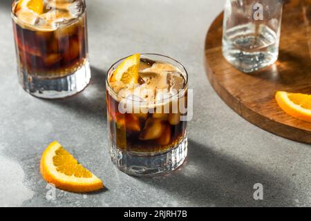 Erfrischendes Boozy Espresso Tonic Drink mit Orangengarnitur Stockfoto