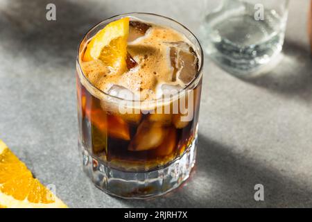 Erfrischendes Boozy Espresso Tonic Drink mit Orangengarnitur Stockfoto