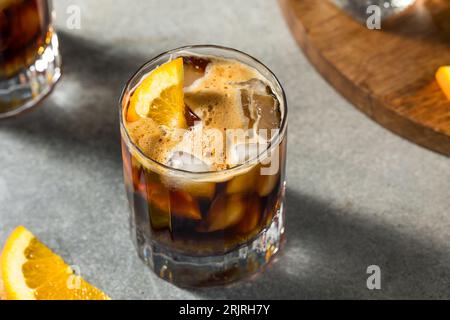 Erfrischendes Boozy Espresso Tonic Drink mit Orangengarnitur Stockfoto