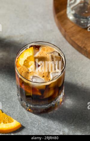 Erfrischendes Boozy Espresso Tonic Drink mit Orangengarnitur Stockfoto