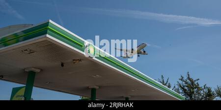 Heathrow, London, Großbritannien. August 2023. Flugzeuge, die auf dem Flughafen London Heathrow in der Höhe des Sommers 2023 über der BP-Tankstelle ankommen Stockfoto