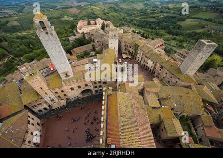 Palazzo della Podestà, Kloster San Lorenzo in Ponte, Piazza Della Cisterna in San Gimignano, vom höchsten Turm Torre Grosso Toskana gesehen, Es Stockfoto