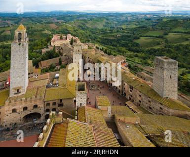 Palazzo della Podestà, Kloster San Lorenzo in Ponte, Piazza Della Cisterna in San Gimignano, vom höchsten Turm Torre Grosso Toskana gesehen, Es Stockfoto