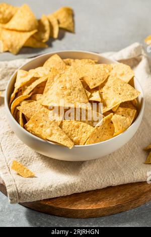 Hausgemachte Triangle Tortilla Corn Chips in einer Schüssel Stockfoto