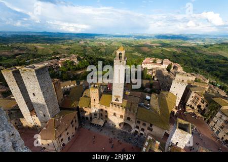 Palazzo della Podestà, Kloster San Lorenzo in Ponte, Piazza Della Cisterna in San Gimignano, vom höchsten Turm Torre Grosso Toskana gesehen, Es Stockfoto