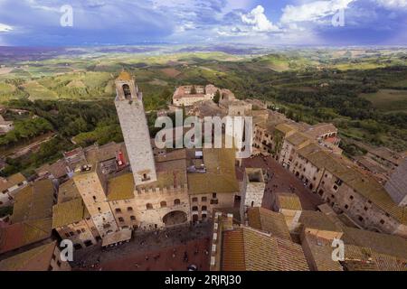 Palazzo della Podestà, Kloster San Lorenzo in Ponte, Piazza Della Cisterna in San Gimignano, vom höchsten Turm Torre Grosso Toskana gesehen, Es Stockfoto