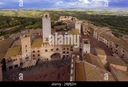 Palazzo della Podestà, Kloster San Lorenzo in Ponte, Piazza Della Cisterna in San Gimignano, vom höchsten Turm Torre Grosso Toskana gesehen, Es Stockfoto
