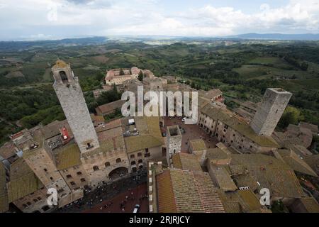 Palazzo della Podestà, Kloster San Lorenzo in Ponte, Piazza Della Cisterna in San Gimignano, vom höchsten Turm Torre Grosso Toskana gesehen, Es Stockfoto