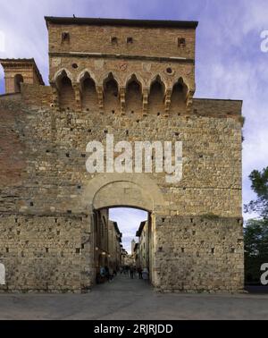 Das Tor Porta San Giovanni in San Gimignano Toskana Italien, Europa Stockfoto