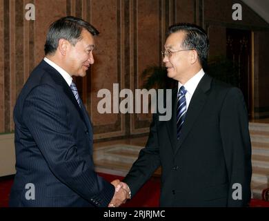 Bildnummer: 51440139 Datum: 15.09.2006 Copyright: imago/Xinhua Premierminister Daniyal Akhmetov (li., KAZ) begrüßt Premierminister Wen Jiabao (CHN) anlässlich eines Treffens in Duschanbe - PUBLICATIONxNOTxINxCHN, Personen; 2006, Duschanbe, Dushanbe, Politiker, Schütteleien, Hände schütteln, Pressetermin; , quer, Kbdig, Gruppenbild, Close, Internationale Politik, Politik, Tadschikistan, Randbild, People Stockfoto