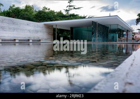 Deutscher Pavillon Ludwig Mies Van der Rohe und Lily Reich 1929 in barcelona, niedriger Winkel mit Pool mit Felsen und Fassade während des Tages. Stockfoto