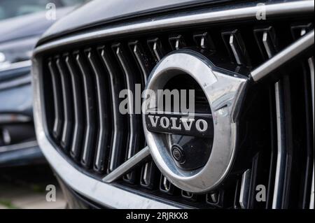 Deutschland , Cottbus , 22.08.2023 , Volvo-Logo im Kühlergrill Stockfoto