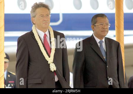 Bildnummer: 51451259 Datum: 21.09.2006 Copyright: imago/Xinhua Premierminister Hun Sen (re., CAM) mit seinem Amtskollegen Jean-Claude Juncker (LUX) in Phnom Penh PUBLICATIONxNOTxINxCHN, Personen; 2006, Phnom Penh, Politik, Politiker; , quer, Kbdig, Gruppenbild, Close, Internationale Politik, Politik, Kambodscha, Randbild, Menschen Stockfoto