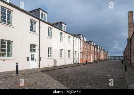 In der „Anlauer Lane“ in Dundee befinden sich Häuser, die aus den ehemaligen Hafenwerkstätten aus dem Jahr 1837 stammen. Der Schornstein markiert die ursprünglichen Schmiede. Stockfoto