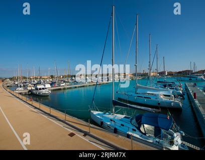 Pisa - 22. September: Hafen von Marina di Pisa am 22. September 2016 in Pisa. Segelschiffe im Hafen von Pisa Stockfoto