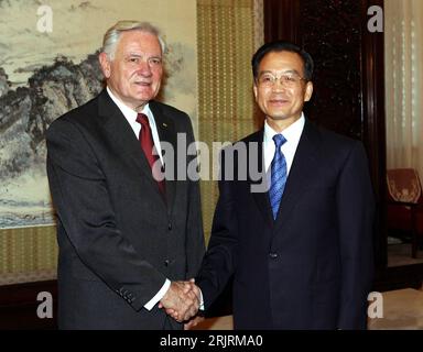 Bildnummer: 51452818 Datum: 27.09.2006 Copyright: imago/Xinhua Premierminister Wen Jiabao (Re., CHN) begrüßt Staatspräsident Valdas Adamkus (li., LTU) anlässlich eines Staatsbesuchs in Peking - PUBLICATIONxNOTxINxCHN, Personen , ; 2006, Peking, Politiker, Politik, Pressetermin, Hände schütteln, Staatsbesuch, , Präsident,; , quer, Kbdig, Gruppenbild, Close, Internationale Politik, Politik, China, Randbild, Leute Stockfoto