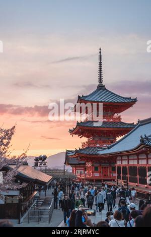 Dieses Stockfoto zeigt den atemberaubenden Kiyomizudera-Tempel in Kyoto, Japan bei einem wunderschönen Sonnenuntergang Stockfoto