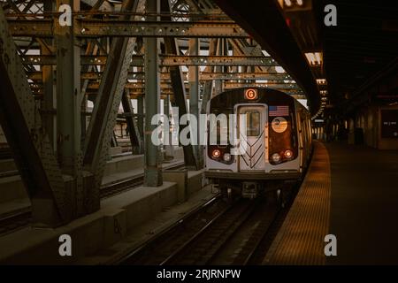 Der Zug fährt an der Smith-9th Streets Station in Brooklyn, New York City an Stockfoto