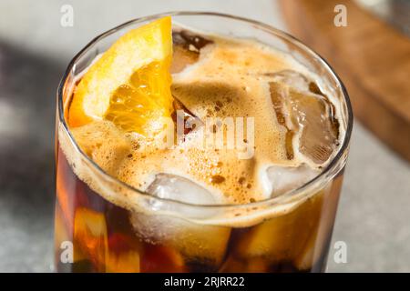 Erfrischendes Boozy Espresso Tonic Drink mit Orangengarnitur Stockfoto