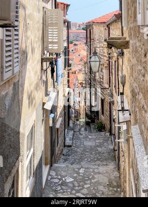 Ein malerischer Blick auf eine enge Straße mit Treppen in der malerischen Stadt Dubrovnik Stockfoto