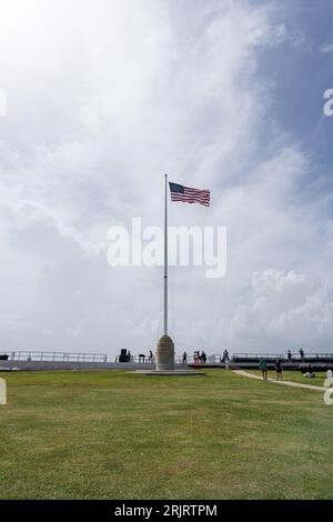 Der Fahnenmast am Fort Sumter National Monument mit Charleston Harbor im Hintergrund. Stockfoto