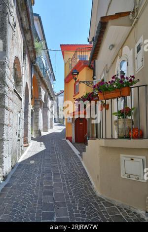 Eine charakteristische Straße eines mittelalterlichen Dorfes in der Provinz Caserta. Stockfoto