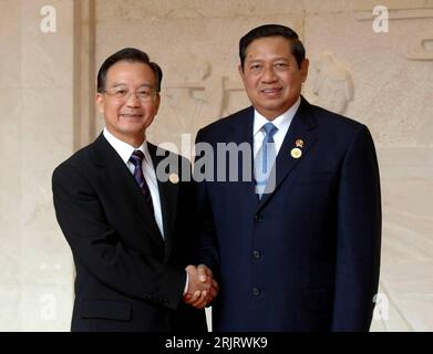 Bildnummer: 51506392 Datum: 30.10.2006 Copyright: imago/Xinhua Wen Jiabao (li., CHN/Premierminister) begrüßt Susilo Bambang Yudhoyono (INA/Präsident) beim Gipfeltreffen der Vereinigung Südasiatische Nationen (ASEAN) anlässlich der 15jährigen Zusammenarbeit zwischen China und der ASEAN in Nanning - PUBLICATIONxNOTxINxCHN, Personen , Noptimistisch, 2006; Pressetermin, Politiker, Ministerpräsident, Begrüßung, Shakehands, Hände schütteln, Handschlag; , quer, Kbdig, Gruppenbild, Internationale Politik, Politik, China, Randbild, Menschen Stockfoto