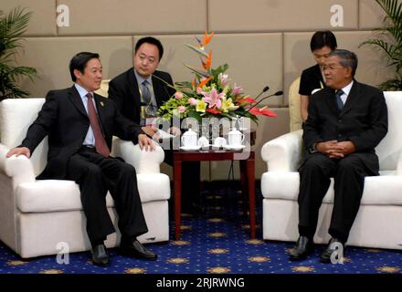 Bildnummer: 51505243 Datum: 29.10.2006 Copyright: imago/Xinhua Premierminister Hun Sen (Re., CAM) im Gespräch mit Liu Qibao (CHN/Sekretär des Komitees der Kommunistischen Partei Autonome Region Guangxi Zhuang) anlässlich seines Eintreffens zum Gipfeltreffen der Vereinigung Südostasiatischer Nationen (ASEAN) in Nanning, China - PUICATIONxCHINPersonen, 2006, BLxNanchxTPersonen; Politik, Politiker, Pressetermin, Verband südostasiatischer Nationen, Gipfel, Treffen,; , quer, Kbdig, Gruppenbild, Internationale Politik, Politik, China, Randbild, Leute Stockfoto