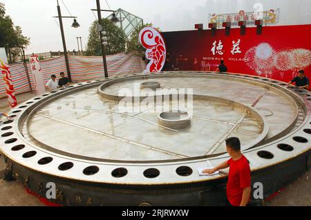 Bildnummer: 51508113 Datum: 12.10.2006 Copyright: imago/Xinhua Arbeiter putzen das weltgrößte Hot Pot für das - 2. Hot Pot Food Kulturfestival - in Chongqing - PUBLICATIONxNOTxINxCHN, Personen , Objekte; 2006, Chongqing, polieren, Schale, Schalen,; , quer, Kbdig, Einzelbild, China, Arbeitswelten, Gesellschaft, ,/kurios, Yin, Yang Stockfoto