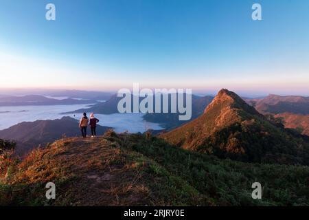 Sonnenaufgang, Morgennebel und der Berg, Phu Chi Dao, Chiang Rai, Thailand Stockfoto