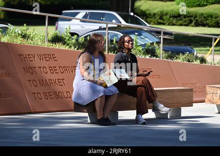 Raleigh, NC, USA, 23. August 2023, die Menschen versammeln sich, um den Referenten bei der Widmung des North Carolina Freedom Park zuzuhören. Der Park wurde vom verstorbenen Architekten Phil Freelon entworfen und ist eine Hommage an die afroamerikanische Erfahrung und den Kampf für Freiheit und Gleichberechtigung in den Vereinigten Staaten. Credit D Guest Smith / Alamy Live News Stockfoto