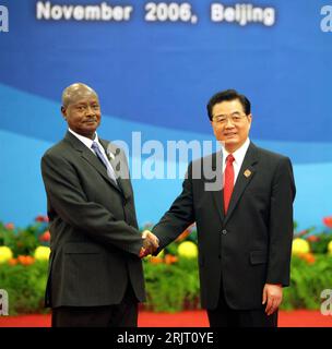 Bildnummer: 51525555 Datum: 04.11.2006 Copyright: imago/Xinhua Präsident Hu Jintao (Re., CHN) begrüßt Yoweri Museveni (li., UGA/Präsident) anlässlich des - Forum on China Africa Cooperation - in Peking - PUBLICATIONxNOTxINxCHN, Personen , optimistisch; 2006, Peking, Politiker, Handschlag, FOCAC, Gipfeltreffen, Gipfel, Konferenzen, Pressetermin, Staatspräsident, Präsident; , QUADRAT, Kbdig, Gruppenbild, Close, Internationale Politik, Politik, China, Randbild, People Stockfoto