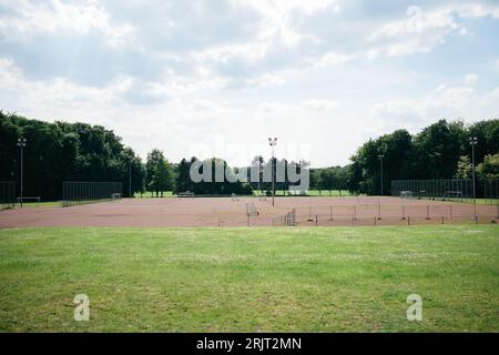 Horizontaler Schuss auf einem Aschenfeld bei Sonnenschein. Hier spielst du Fußball und erzielst die Tore. Es macht Spaß. Stockfoto