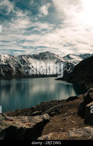 Eine malerische Aufnahme des wunderschönen Embalse el Yeso Stausees in Los Andes Stockfoto