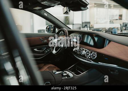 Die Details in einem luxuriösen Mercedes-Benz Maybach Auto Stockfoto