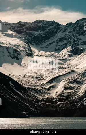 Eine malerische Aufnahme des wunderschönen Embalse el Yeso Stausees in Los Andes Stockfoto