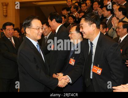 Bildnummer: 51569246 Datum: 23.11.2006 Copyright: imago/Xinhua Premierminister Wen Jiabao (li., CHN) begrüßt einen Teilnehmer der - 12. Nationale Konferenz für zivile Angelegenheiten - in Peking PUBLICATIONxNOTxINxCHN , Personen , optimistisch; 2006, Peking, Politiker, Politik, Begrüßung, Hände schütteln, Schüttelei, , quer, Kbdig, Gruppenbild, Close, Internationale Politik, Politik, China, Randbild, Personen o0 Voreinstellmin Stockfoto