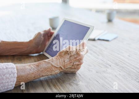 Die Hände der Frau halten ein digitales Tablet, Nahaufnahme Stockfoto