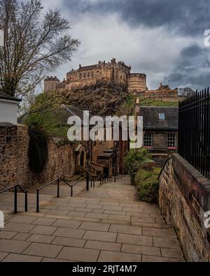 Der Blick auf Edinburgh Castle an einem bewölkten Tag. Schottland. Stockfoto