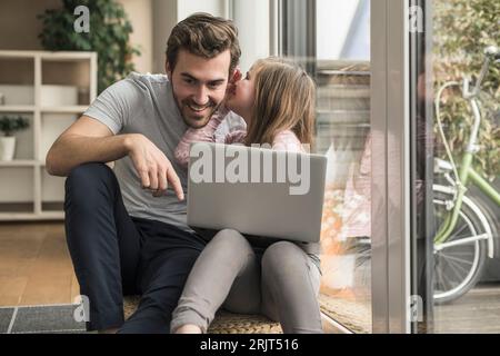 Jungen und Mädchen surfen im Netz zusammen Stockfoto