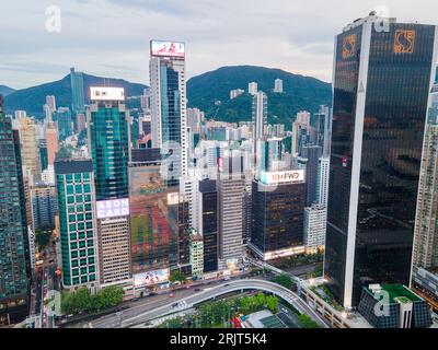 Hong Kong - 10. August 2023: Skyline der Hong Kong Insel im Zentrum der modernen Stadtlandschaft. Städtischer Dschungel der dicht besiedelten Innenstadt am berühmten sp Stockfoto