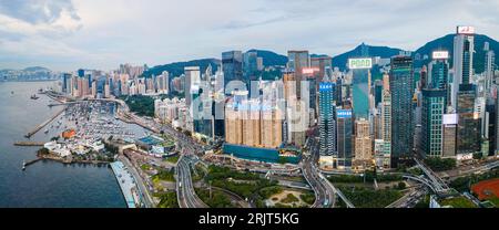 Hongkong - 10. August 2023: Skyline der Hong Kong Insel im Zentrum der modernen Stadtlandschaft. Städtischer Dschungel der dicht besiedelten Innenstadt von at Stockfoto