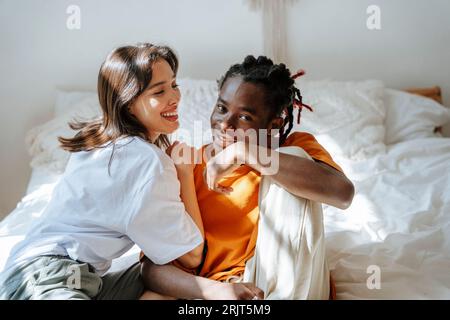 Glückliches Paar, das Freizeit im Bett verbringt Stockfoto