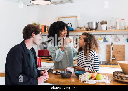 Mutter, die Tochter mit hausgemachtem Sushi füttert Stockfoto
